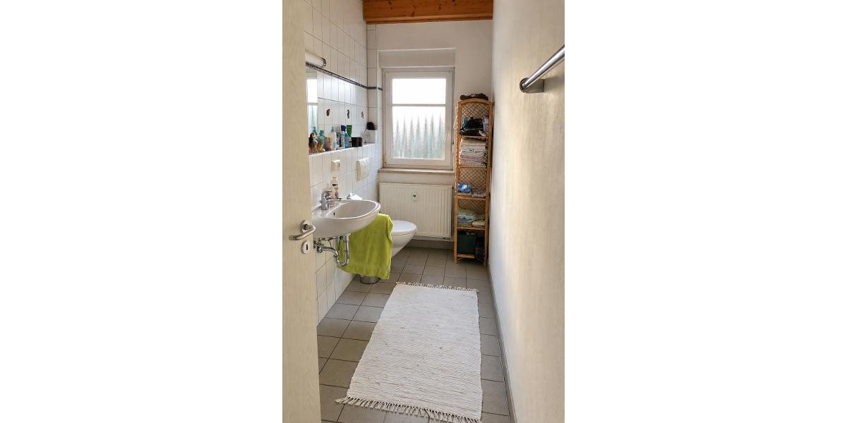 3 Zi. DG (2. OG) Wohnung mit 2 Bädern, Balkon und 2 Stellplätzen - Etagenwohnung Pommersfelden | Angebot:27651237