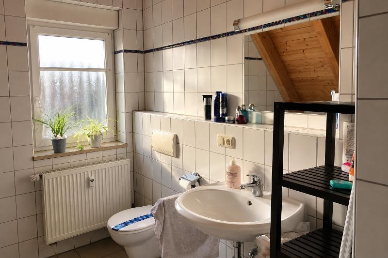3 Zi. DG (2. OG) Wohnung mit 2 Bädern, Balkon und 2 Stellplätzen - Etagenwohnung Pommersfelden | Angebot:27651237