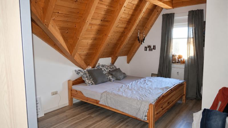 3 Zi. DG (2. OG) Wohnung mit 2 Bädern, Balkon und 2 Stellplätzen - Etagenwohnung Pommersfelden | Angebot:27651237