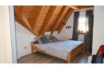 3 Zi. DG (2. OG) Wohnung mit 2 Bädern, Balkon und 2 Stellplätzen - Etagenwohnung Pommersfelden | Angebot:27651237