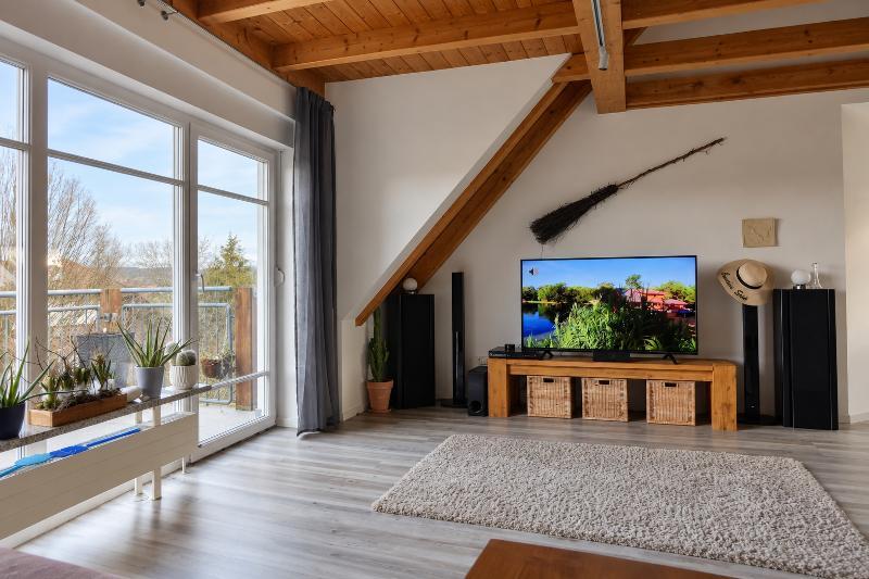 3 Zi. DG (2. OG) Wohnung mit 2 Bädern, Balkon und 2 Stellplätzen - Etagenwohnung Pommersfelden | Angebot:27651237