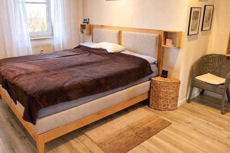 3 Zi. DG (2. OG) Wohnung mit 2 Bädern, Balkon und 2 Stellplätzen - Etagenwohnung Pommersfelden | Angebot:27651237