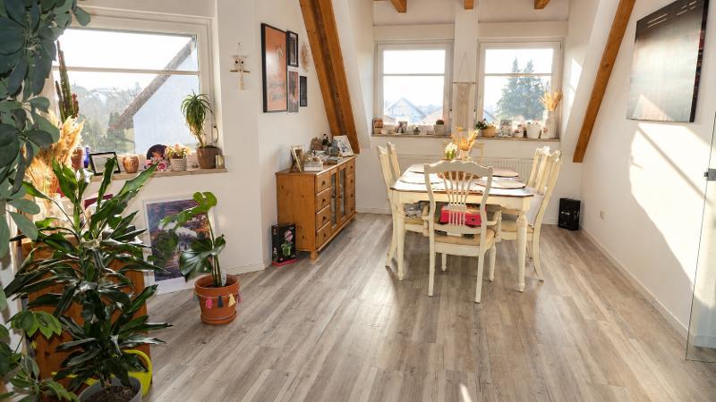 3 Zi. DG (2. OG) Wohnung mit 2 Bädern, Balkon und 2 Stellplätzen - Etagenwohnung Pommersfelden | Angebot:27651237