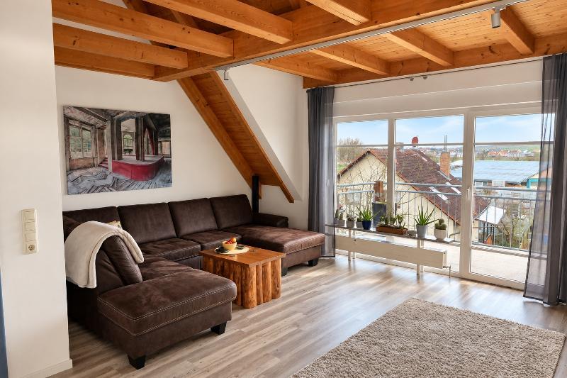 3 Zi. DG (2. OG) Wohnung mit 2 Bädern, Balkon und 2 Stellplätzen - Etagenwohnung Pommersfelden | Angebot:27651237