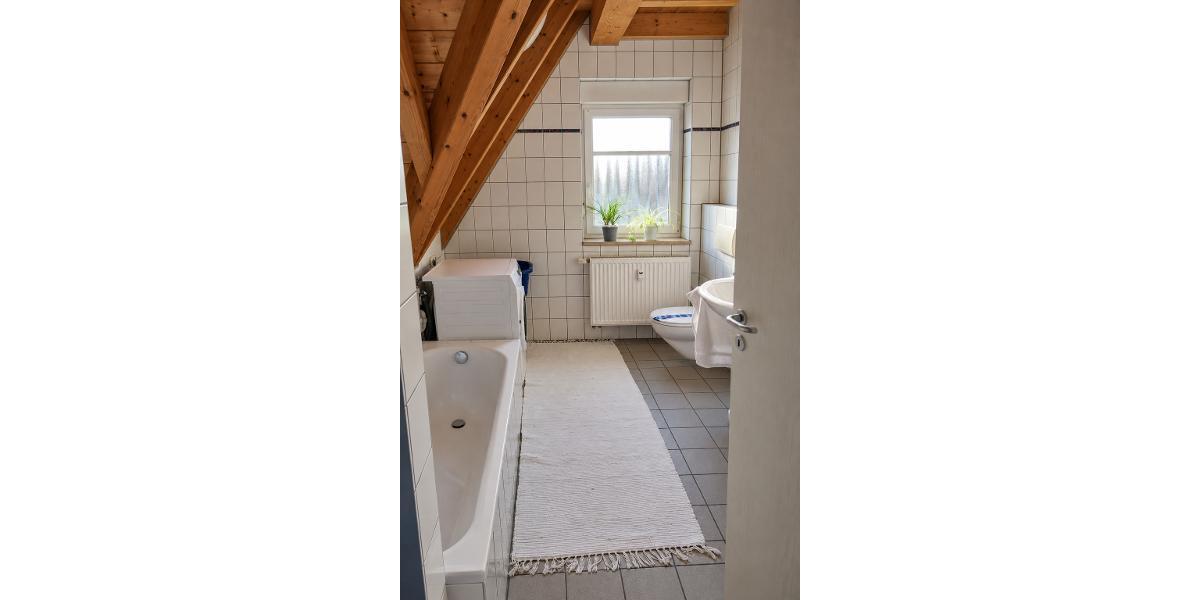3 Zi. DG (2. OG) Wohnung mit 2 Bädern, Balkon und 2 Stellplätzen - Etagenwohnung Pommersfelden | Angebot:27651237
