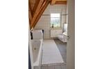 3 Zi. DG (2. OG) Wohnung mit 2 Bädern, Balkon und 2 Stellplätzen - Etagenwohnung Pommersfelden | Angebot:27651237