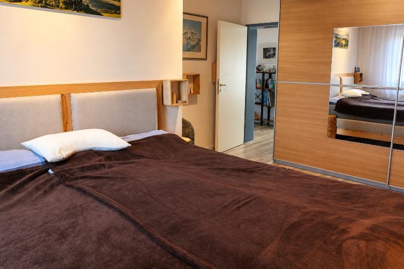 3 Zi. DG (2. OG) Wohnung mit 2 Bädern, Balkon und 2 Stellplätzen - Etagenwohnung Pommersfelden | Angebot:27651237