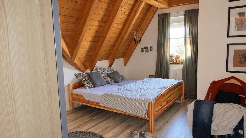 3 Zi. DG (2. OG) Wohnung mit 2 Bädern, Balkon und 2 Stellplätzen - Etagenwohnung Pommersfelden | Angebot:27651237