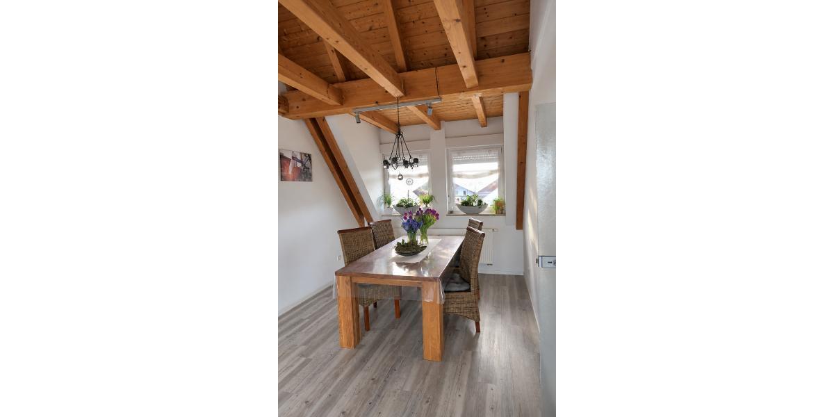 3 Zi. DG (2. OG) Wohnung mit 2 Bädern, Balkon und 2 Stellplätzen - Etagenwohnung Pommersfelden | Angebot:27651237